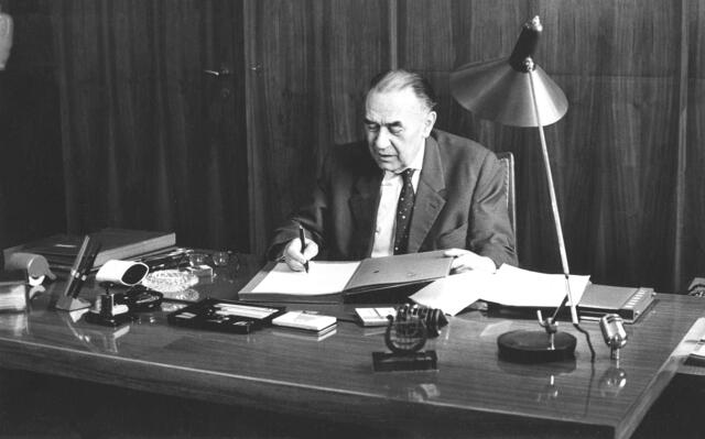 Edmund Aigner an seinem Arbeitsplatz, er war von 1962 bis zu seinem Tod 1968 Linzer Bürgermeister. | Foto: Archiv der Stadt Linz