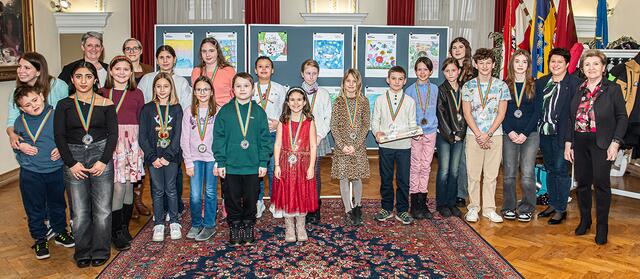 Stadträtin Erika Buchinger (r.), Bad Fischau-Brunn Gemeinderätin Michaela Binder (2.v.r.), Claudia Auer-Deutsch und Nina Bischof (beide Sozialservice, links hinten) mit den Siegerinnen und Siegern des Zeichenwettbewerbs. | Foto: Manfred Gartner 