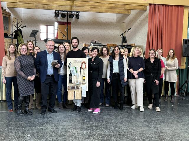 Die Kolleginnen und Kollegen der Mittelschule Kohfidisch gratulierten ihrem Direktorstellvertreter mit einem "Notfallrucksack". | Foto: Michael Strini