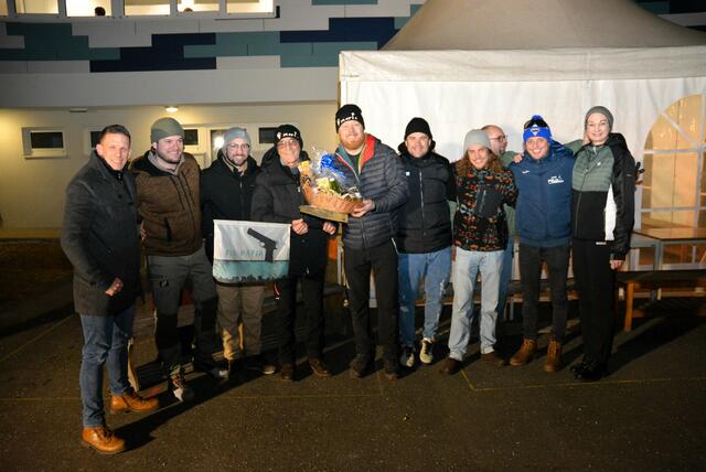 Die siegreiche Eismafia v.re Bgm Manuel Gößler, Otmar Hammerer, Stefan Koller, Walter und Marco Tiefenbacher, Tom Milchberger, Tom Hubmann, ESv Obmann uwe Käferböck, Vizebgm Markus Brunner, NrAbg Nicole Sunitsch