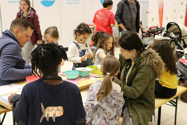 Die Künstlerinnen und Künstler von Morgen tüftelten bei der Malstation.  | Foto: EKZ west