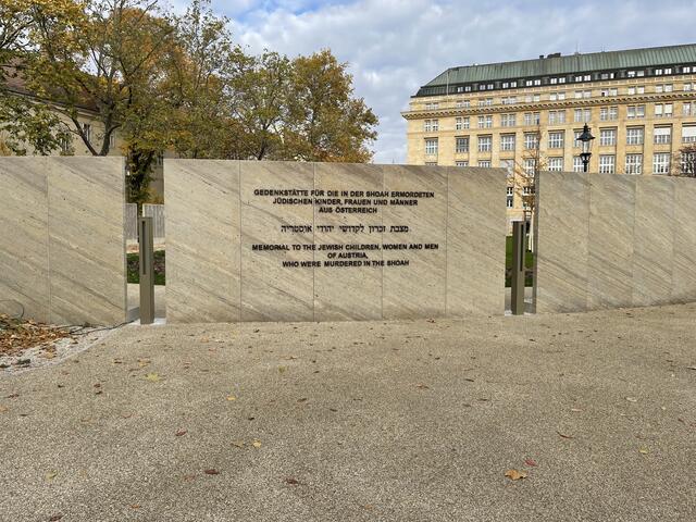 Die Gedenkmauer wurde am Dienstag, 9. November 2021, mit einer Zeremonie eröffnet.  | Foto: Schmidt