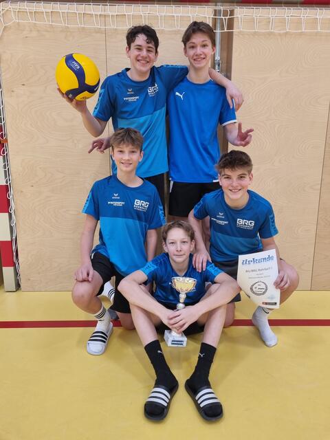 Eine tolle Leistung bot das Team des Gymnasiums Rohrbach!
Stehend von links: Jakob Leblhuber und Julian Bindreiter
hockend von links: Niklas Liebletsberger und Simon Reischl
sitzend: Samuel Pöchtrager