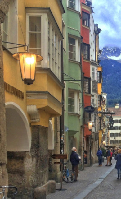Im Stadtsenat wurde die Modernisierung der Altstadtbeleuchtung beschlossen.  | Foto: Peter Pock