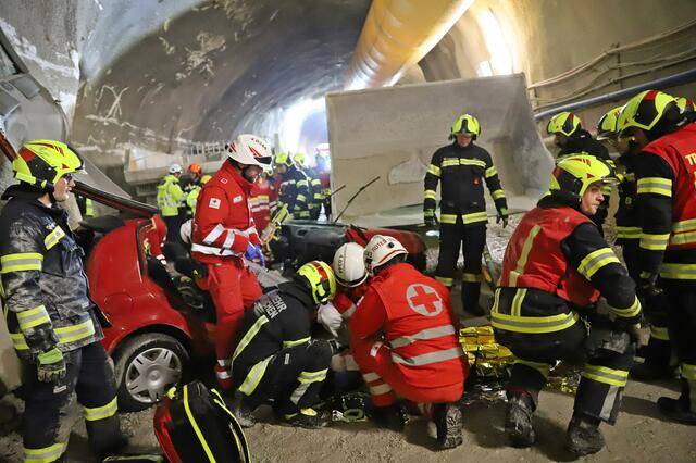 Die Einsatzkräfte trainierten im Pumpspeicherkraftwerk Ebensee für den Ernstfall. | Foto: Energie AG/Reinhard Hörmandinger