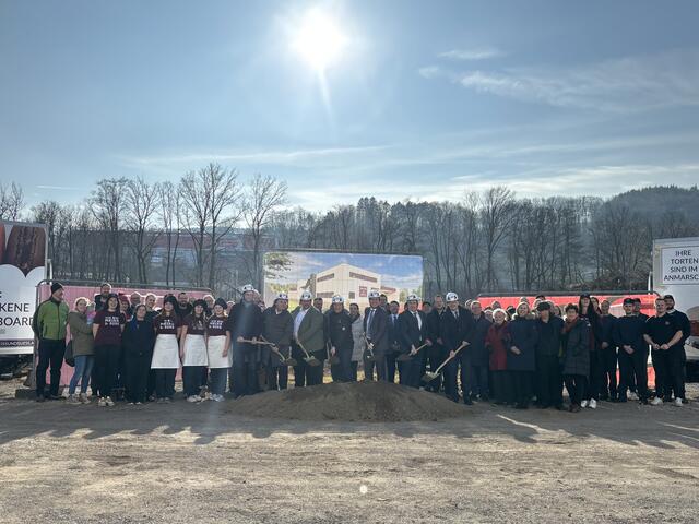 Ein Spatenstich im Sonnenschein, mit Familie, Mitarbeitern und Ehrengästen aus Politik und Wirtschaft. | Foto: Lina Chalusch