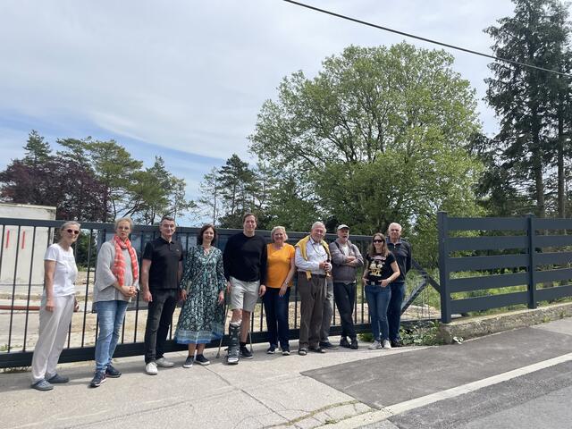 Die Anrainerinnen und Anrainer rund um die Lindauergasse 9 erhalten im Kampf gegen das geplante Bauprojekt Unterstützung vom Bezirk. Hier war Bezirksvorsteher-Stellvertreter Patrick Gasselich (ÖVP, 5.v.l.) vor Ort. | Foto: ÖVP Liesing