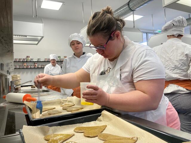 Schülerinnen und Schüler der 3 AFW fabrizierten mit dem Lebenshilfe-Team einen ganzen Vormittag lang Lebkuchen. | Foto: Lebenshilfe Perg