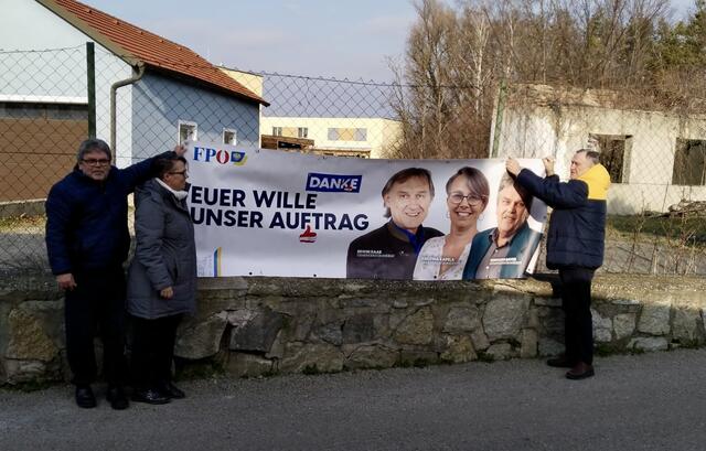 Mandatare der FPÖ nehmen in Haugsdorf das Transparent der Wahlwerbung ab. | Foto: FPÖ