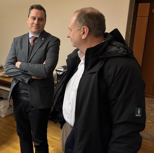 Christoph Kaufmann (ÖVP, links) hier am Abend der Gemeinderatswahl im Gespräch mit Stephan Hehberger (PUK) teilt die Ansicht seines Tullner Amtskollegen Peter Eisenschenk.  | Foto: MeinBezirk/Seebacher