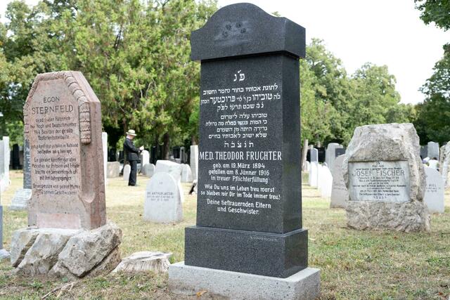 Auf dem Bild: Sanierte jüdischen Soldatengräber am Simmeringer Zentralfriedhof. | Foto: BMI