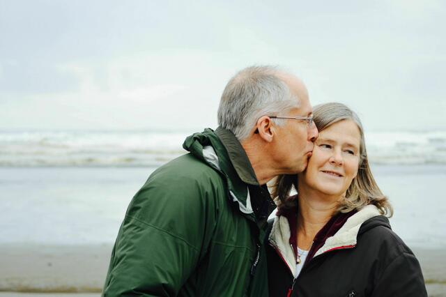 Besonders junge Personen legen großen Wert auf Verbindlichkeit. Im Gegensatz dazu zeigen sich ältere Singles offener gegenüber unverbindlichen Beziehungsmodellen.  | Foto: Unsplash