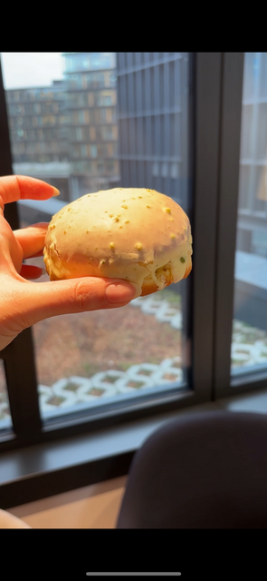 Der Pistazien-Krapfen von der Bäckerei "Ströck". | Foto: Janine Kokesch/MeinBezirk