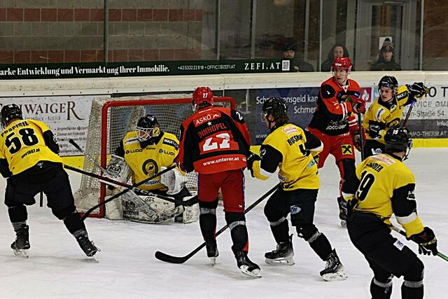 Die Kundler Crocodiles (rot) verwandelten einen 1:2 Rückstand gegen den WEV in einen 3:2 Heimsieg um. | Foto: Gerhard  Weiss
