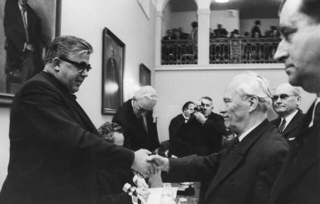 Angelobung Franz Hillingers (links) durch Landeshauptmann Heinrich Gleißner am 17. November 1969. | Foto: Archiv der Stadt Linz