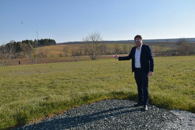 Bürgermeister Bernhard Herics weist auf das Areal hin, wo im ersten Halbjahr 2025 das Hügelgrab-Projekt realisiert wird. | Foto: Michael Strini