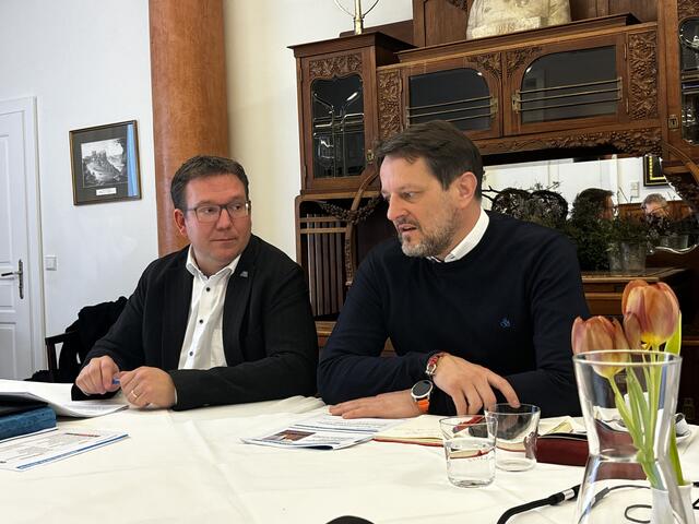 Bürgermeister Christian Haberhauer (li.) von der Volkspartei und Vizebürgermeister Gerhard Riegler von der SPÖ haben sich über eine intensive Zusammenarbeit für die kommenden fünf Jahre geeinigt. Unter dem Motto gemeinsam viel vor" will man Amstetten miteinander in die Zukunft führen. | Foto: Dietl-Schuller