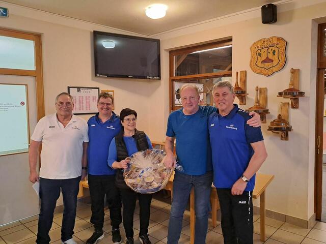 Die stolzen Sieger: Alois Lenz, Gerhard, Dorothea und Wolfgang Waltl mit ESV-Vasoldsberg-Boss und Turnierleiter Günter Trummer (v. r.). | Foto: Wolfgang Donner
