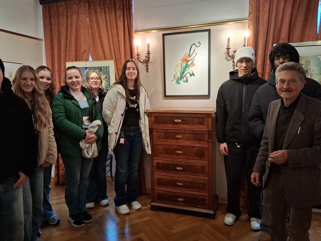 Schärdinger Gym-Schülerinnen und -Schüler der 6. Klasse mit Galerist Dieter Reich (rechts) neben der Original-Radierung "Der Lilienelefenat" von Dali. | Foto: Reich