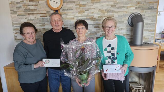 Obfrau Inge Kapeller und Gitti Koller vom Pensionistenverband Vitis gratulieren Werner und Brigitte Koller zu 50 Jahren Ehe | Foto: PVÖ Vitis