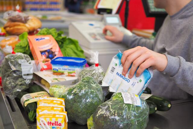 In Sozialmärkten werden Lebensmittel, Kleidung und warme Mahlzeiten zu günstigeren Preisen angeboten. | Foto: Soogut/Oswald