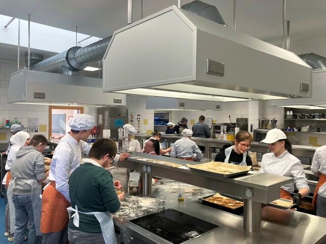Beim gemeinsamen Backen lernten Lebenshilfe-Team und Schüler einander auf Augenhöhe kennen. | Foto: Lebenshilfe Perg