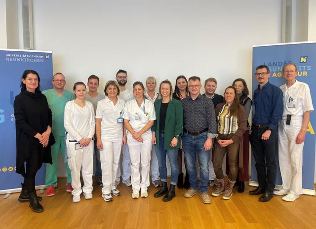 Pflegedirektorin Maria Aichinger, Hannes Mayrhofer (Diplom Geriatrie und Palliativmedizin), Kathrin Reithofer (Dienstausbildungsmodul 1), Thomas Schneeweis(SAL Intensiv-Anästhesie), Barbara Leeb (Basisprogramm Führung), OA Erik Berger (FA Chirurgie Diplom), Sandra Schneider (Basisprogramm Führung), Barbara Bernhard (Basisprogramm Führung), Pflegepädagogin Barbara Stahlberg (Weiterbildung Kontinenz und Stomaberatung), Jacqueline Jeitler  (Dienstausbildungsmodul 1), Pädagoge Christian Rudolf Plank (Validation Level 2 Gruppenleiter, Aufbaukurs Kinaesthetics in der Pflege), Thomas
Hofmann (Notarztkurs), Monika Weninger (Lehrabschlussprüfung Reinigungstechnikerin),
Ceylan Arzu (diplom. psych. Gesundheits- u. Krankenpflegerin), der kaufmännische Direktor-Stellvertreter Peter Teix und Ärztlicher Direktor Martin
Uffmann. | Foto: UK Neunkirchen
