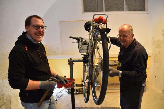 "Zangeln" im Reparatur-Café in der Scheibbser Altstadt: Jürgen Selmann und Alois Zehetner sind Spezialisten fürs Herrichten von Fahrrädern. | Foto: Roland Mayr