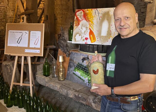Obmann der Hühnerkoppel Kellergasse in Obernalb Gerald Dick mit künstlerisch gestalteten Dopplerflaschen und einem eigens dafür kreiertem T-Shirt. | Foto: Dick