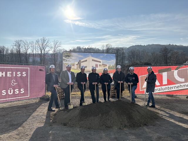 Bild, v.links: Karl Dürer (Erdbau Dürer) Michael Göschelbauer (Bürgermeister Altlengbach), Andreas Steiner (ATC), Christian Heiss (Heiss &amp; Süß), Bettina Brandstetter (Heiss &amp; Süß), Michael Kirschner (ATC), Christian Gahn (Heiss &amp; Süß) und Christoph Kleemann (ATC) | Foto: Lina Chalusch