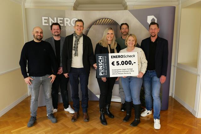 Die Kindergärten in Rohrbach-Berg und Aigen-Schlägl sowie die Arcus Mikado Stiftung dürfen sich dank der Aktion der Enero-Gruppe über jeweils 1.666 Euro freuen.  | Foto: Enero