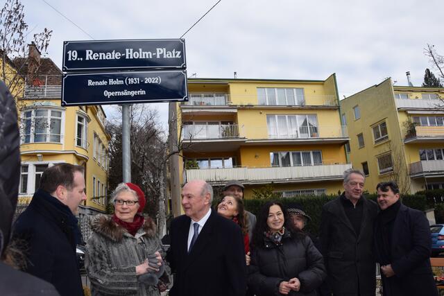 Auch der ehemalige Landeshauptmann von Niederösterreich, Erwin Pröll (Mitte), war bei der Eröffnung vor Ort. Holm verband Pröll eine langjährige Bekanntschaft, insbesondere durch ihr gemeinsames Engagement im Weinviertler Kultursommer.  | Foto: Laura Rieger/MeinBezirk