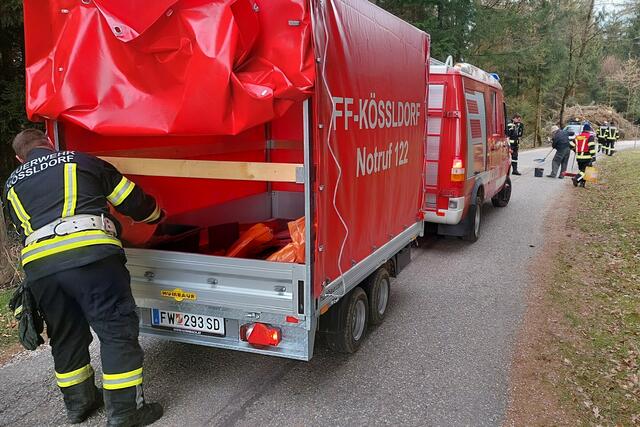 Die Freiwillige Feuerwehr Kössldorf musste heute zu einem "Öleinsatz" ausrücken. | Foto: Alois Braid/zema-medien.de