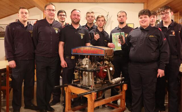 Niklas Steindl, Christian Weis, Daniel Pfeffer und Christoph Bretterbauer mit den Anwärtern für das Funkleistungsabzeichen Elias Filler, Daniel Löffler, Lorenz Huber, Julian Laister, Florian Teszar und Julian Wagner | Foto: Günther Huber