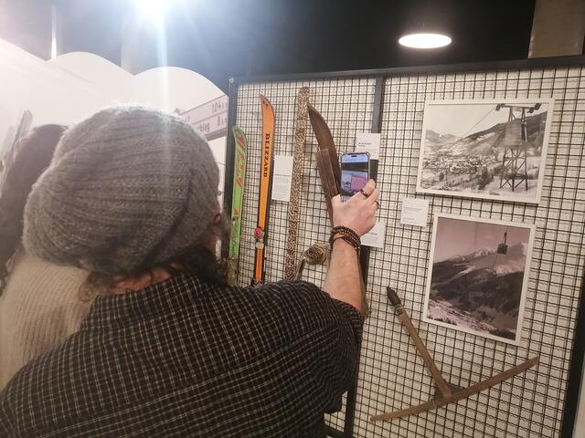 Ein Video zum Schilift wird auf dem handy abgespielt. | Foto: Berger