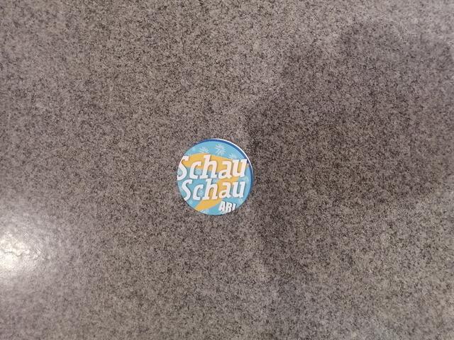 Die Punkte am Boden bestimmen die Entfernung und zeigen an, in welche Richtung man das Handy halten soll. | Foto: Berger