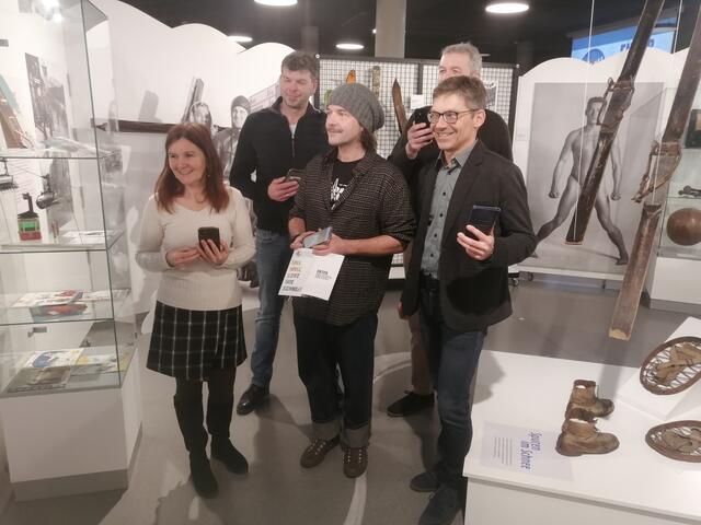 Werner Schwaiger (Bildmitte) war für das Einbinden der AR zu den Objekten zuständig. | Foto: Berger