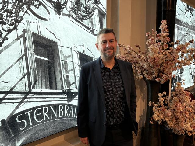 Das "Sternbräu" öffnete seine Türen bei der "Langen Nacht der Lehre". Der Lehrlingsbeauftragte Edmund Barry stand für Informationen bereit und zeigte Interessierten den Betrieb.  | Foto: Lisa Gold