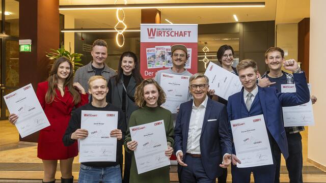 Die Top-Jungunternehmer in der Stadt Salzburg (v. l.): Linda Lorenzoni (Arbeitskräfteüberlassung), Jacob Berger (3D Fox), Patrick Winkler und Hannah Sattlegger (Gasthaus Kuglhof), Anna Rauter und Niklas Pasterniak (Way Watersports), WKS-Präsident Peter Buchmüller, Berit Baumann (Buchbinderei Baumann), Florian Rohrmoser (Repentium), Jan Vojacek (Way Watersports). Nicht im Bild: Julian Horngacher (Platz am See GmbH). | Foto: WKS / wildbild / Herbert Rohrer
