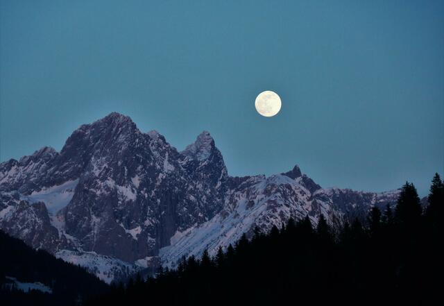 Der Februar-Vollmond wurde als Schneemond bezeichnet, da in dieser Jahreszeit häufig starke Schneefälle und kühle Winterstürme auftraten. 