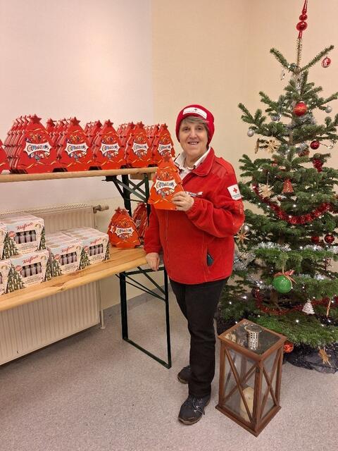 Gabriele Schönauer und ihr Team brachten zu Weihnachten Süßigkeiten an die Familien. | Foto: Rotes Kreuz