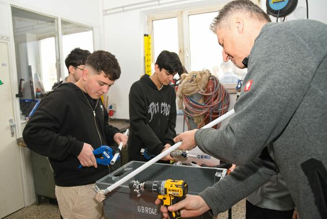 Die Schüler durften auch selbst Hand anlegen. | Foto: Alfred Hofer