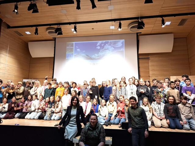 SchülerInnen mit den Jägermeistern Manuel Pichler und Mathias Holaus sowie Direktorin Angelika Trenkwalder. | Foto: MS Kitzbühel