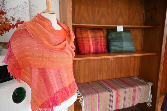 Zum Repertoire gehören Schals oder auch Kissenbezüge. | Foto: Königer