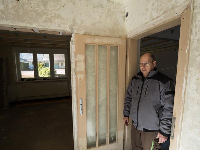 Gerhard Kaplan in seinem Zuhause. Es wird bereits das zweite Mal nach einem Hochwasser saniert. | Foto: Santrucek