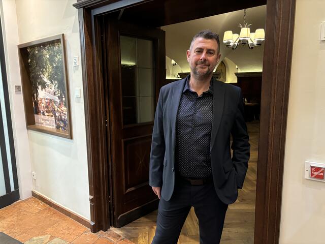 Das "Sternbräu" öffnete seine Türen bei der "Langen Nacht der Lehre". Der Lehrlingsbeauftragte Edmund Barry stand für Informationen bereit und zeigte Interessierten den Betrieb.  | Foto: Lisa Gold