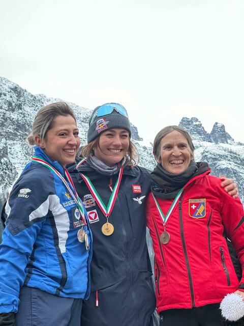 Siegerin Sophie Grill (Mitte) freut sich über die Goldmedaille. | Foto: HSV Red Bull Salzburg