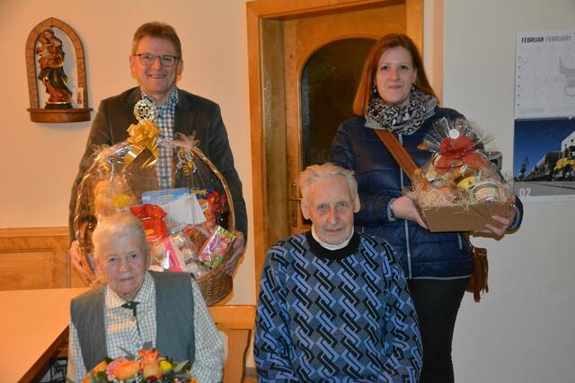 Walburga Moosbacher, im Kreise der Gratulanten, feierte ihren 90. Geburtstag. | Foto: zVg