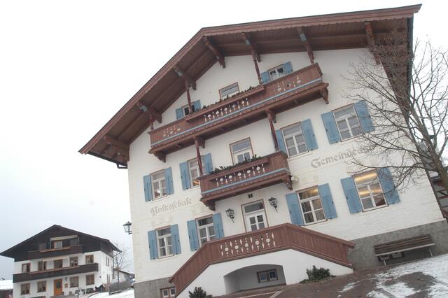 Das Gemeindeamt mit Volksschule. | Foto: Kogler