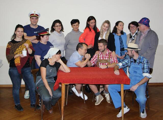 Die Darstellerinnen und Darsteller fiebern der Premiere entgegen.  | Foto: "Wir theatern wieder"